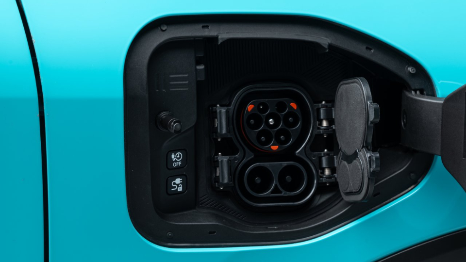 2026 نیسان لیف